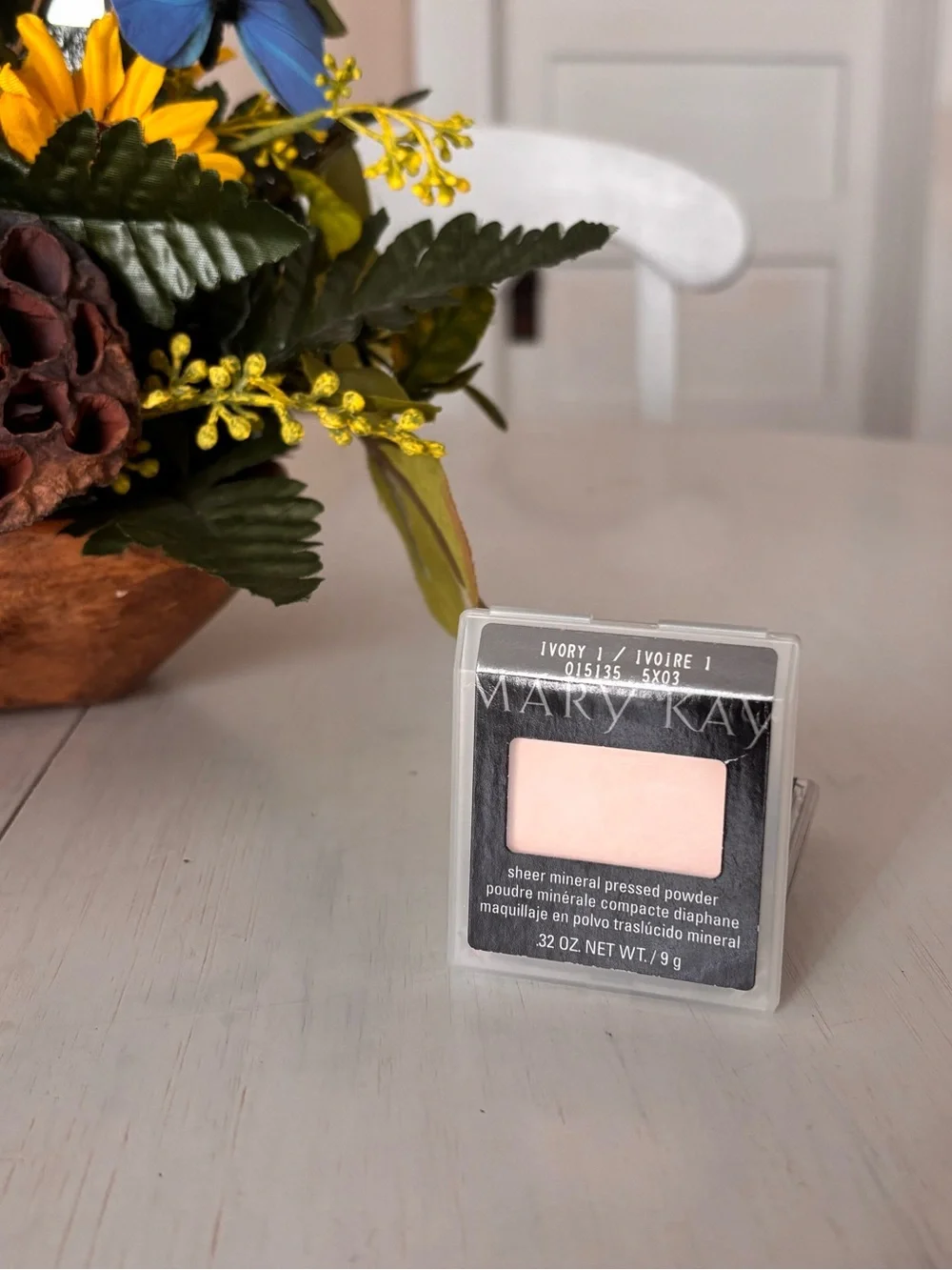 Mary Kay Compact Sheer Mineral Pressed Powder - Ivory 1 shade